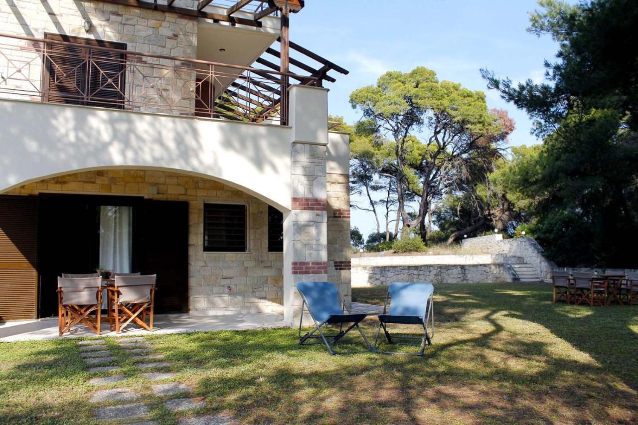 4 Bedroom Villa With Pool And Garden Néa Fókaia Zewnętrze zdjęcie