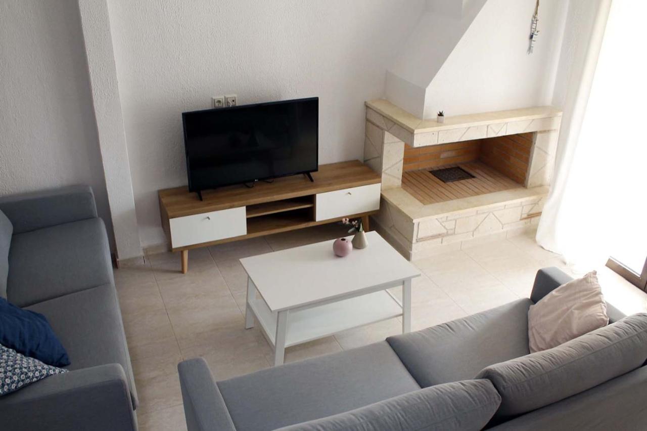 4 Bedroom Villa With Pool And Garden Néa Fókaia Zewnętrze zdjęcie